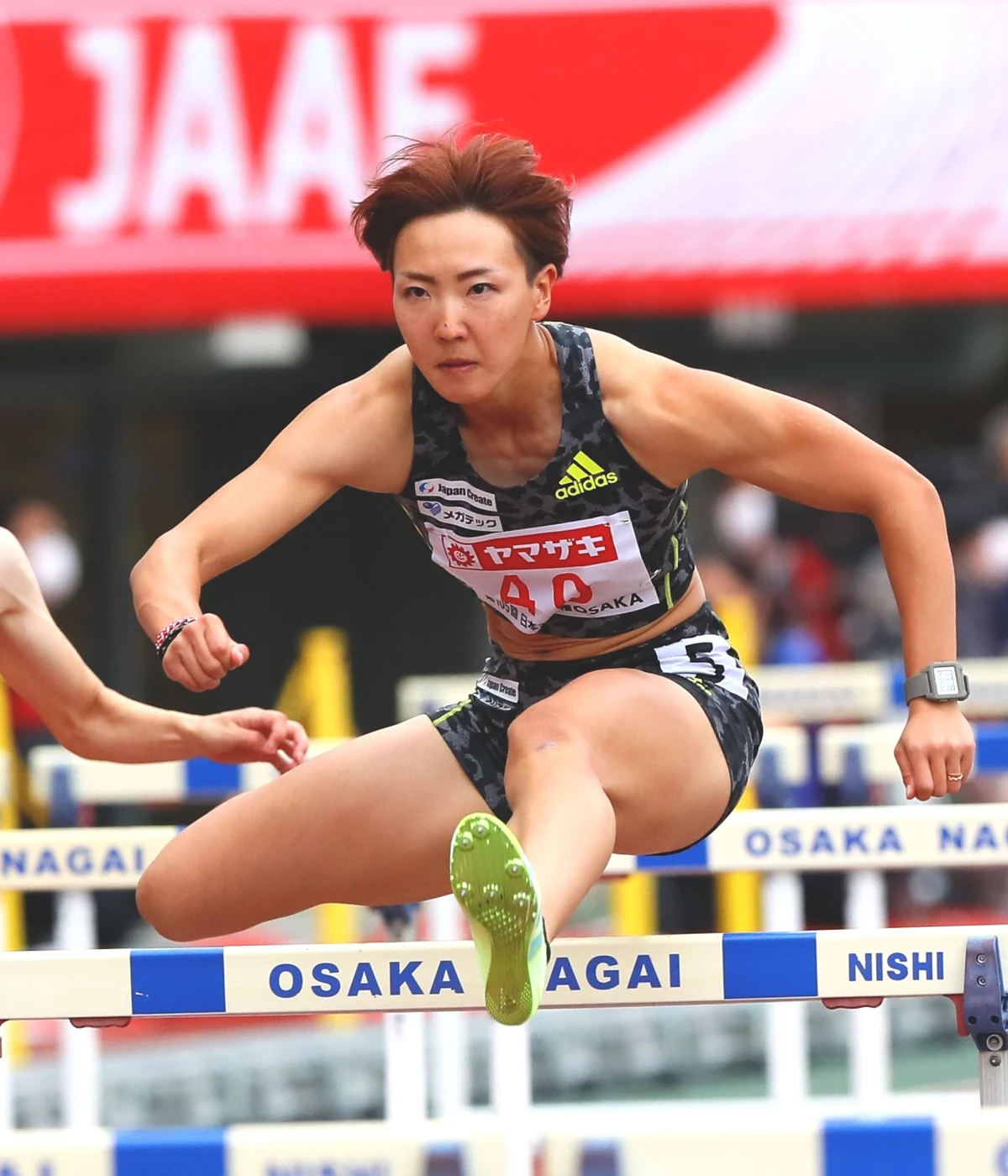 女子100mハードルのレースでハードルを越える寺田明日香