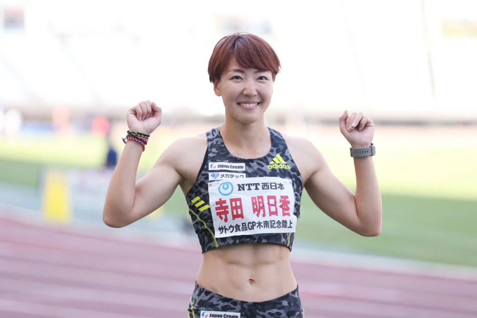 競技場で笑顔を見せる寺田明日香